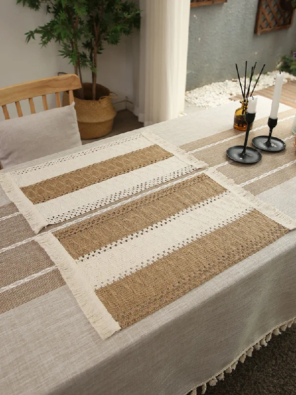 affordable-maternity-fashion-tips-Vintage Woven Placemat